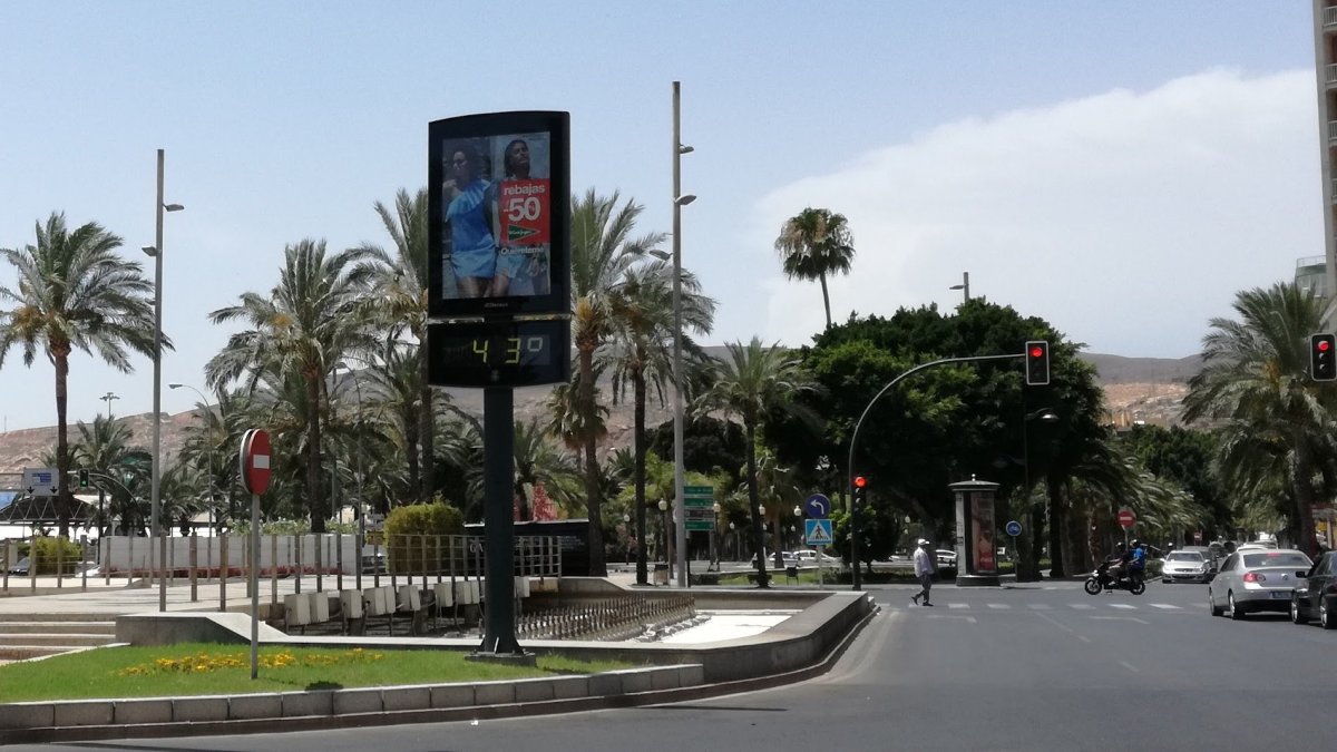 Un termómetro marca más de 40 grados en Almería en una imagen de archivo.