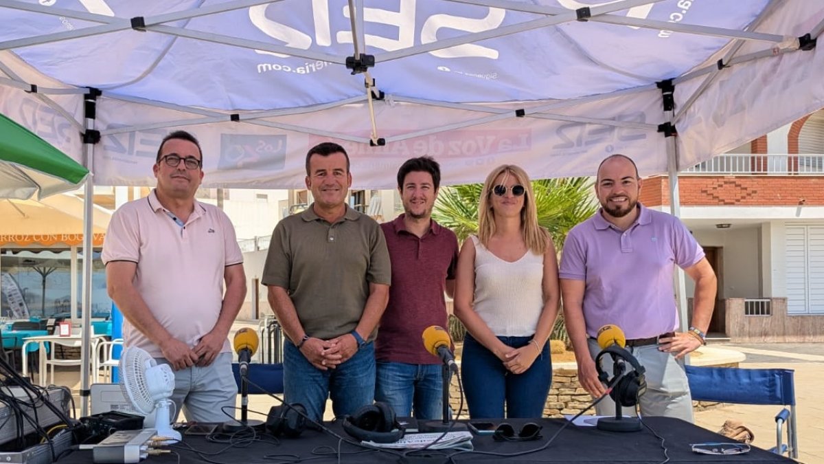 Autoridades municipales con el equipo de Cadena SER Levante.