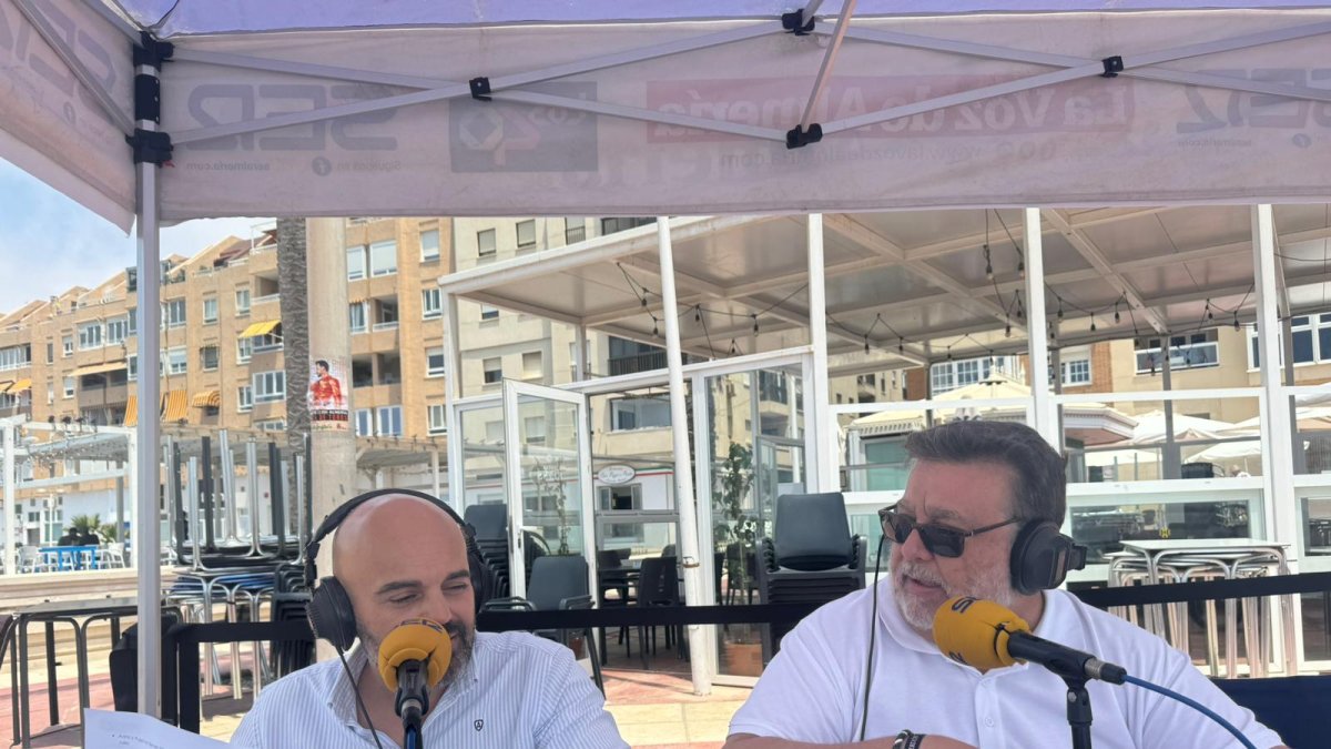 Valentín Sola habla con Alfredo Casas sobre la accesibilidad de las playas.