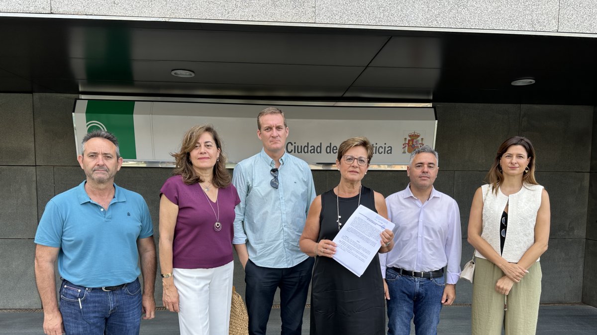 Concejales del PSOE presentando la denuncia