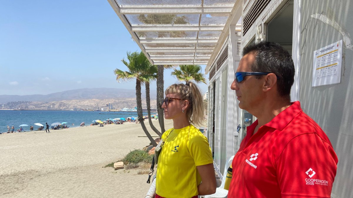 Auri López y Juan Damián Jover, en el puesto de socorrismo El Palmeral, en Almería.