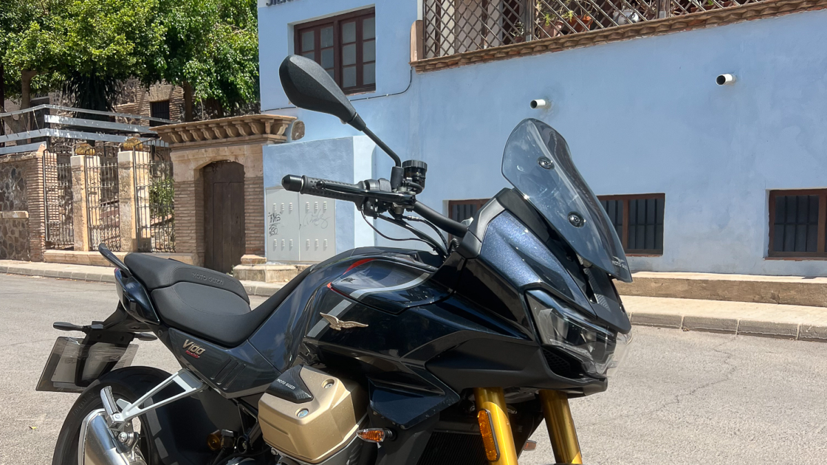 La Moto Guzzi V100 Mandello destaca por sus estilizadas líneas que recogen guiños a algunos de sus modelos emblemáticos.