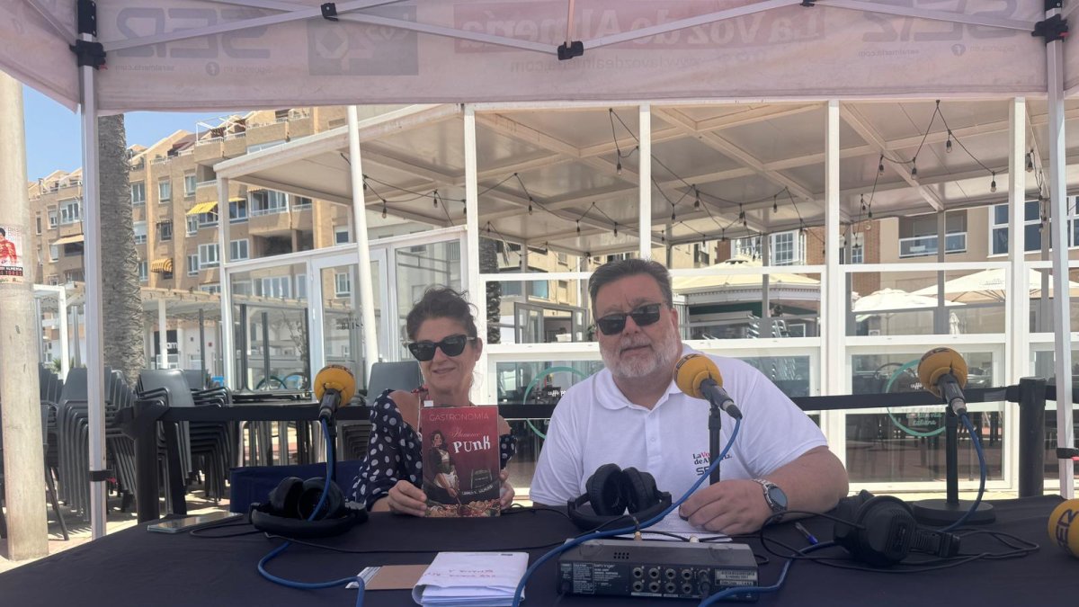 Carmen K. Salmerón presenta su nuevo libro 'Gastronomía Flamenco-Punk' en una entrevista con Alfredo Casas.