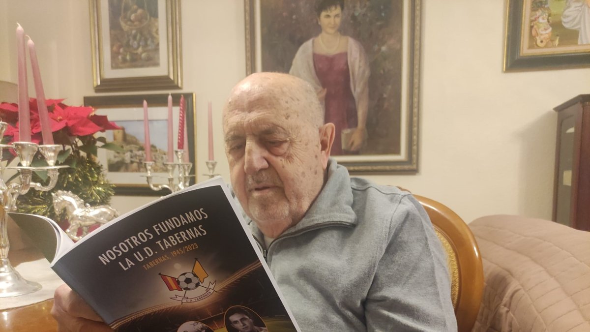 Bernabé Navarro leyendo su fantástico libro en el salón de su casa.