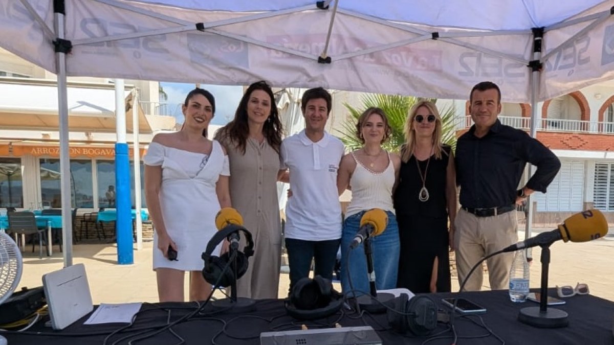 Invitadas y autoridades en el 'stand' de la Cadena SER.