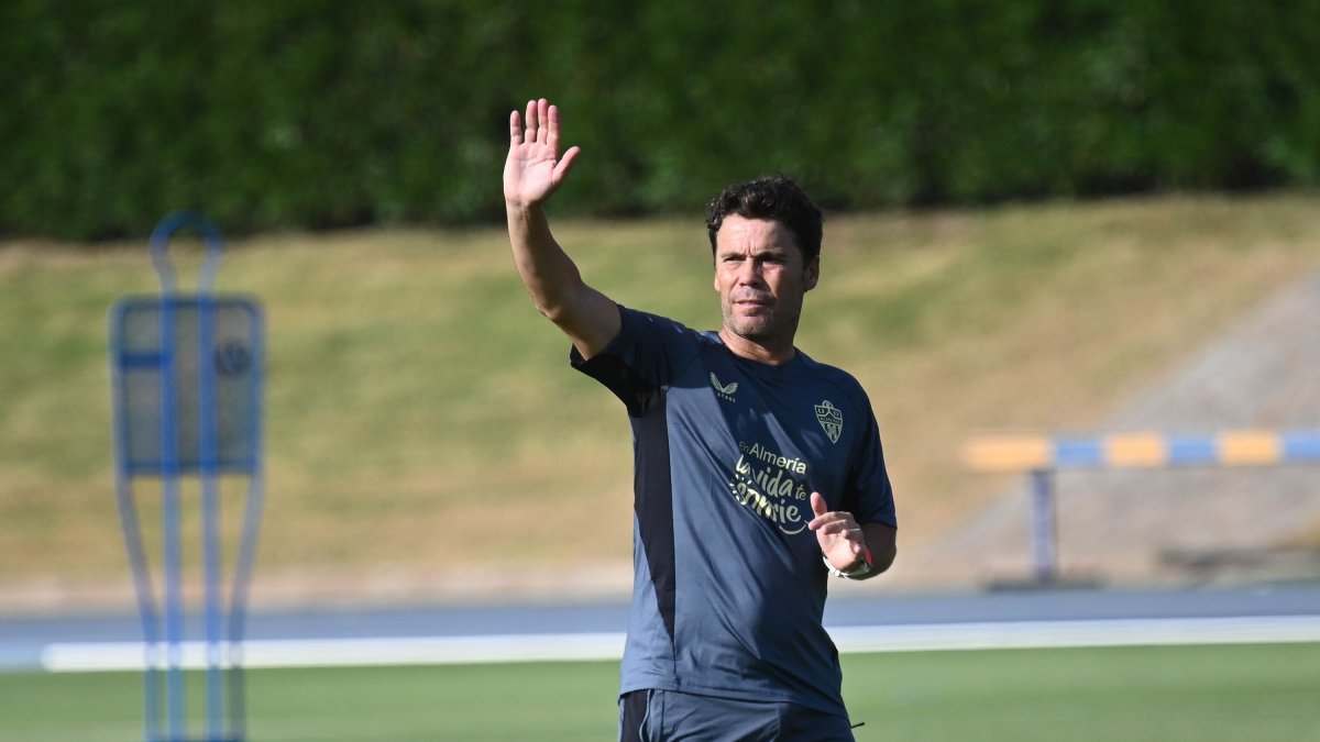 Rubi saluda en el inicio del entrenamiento.