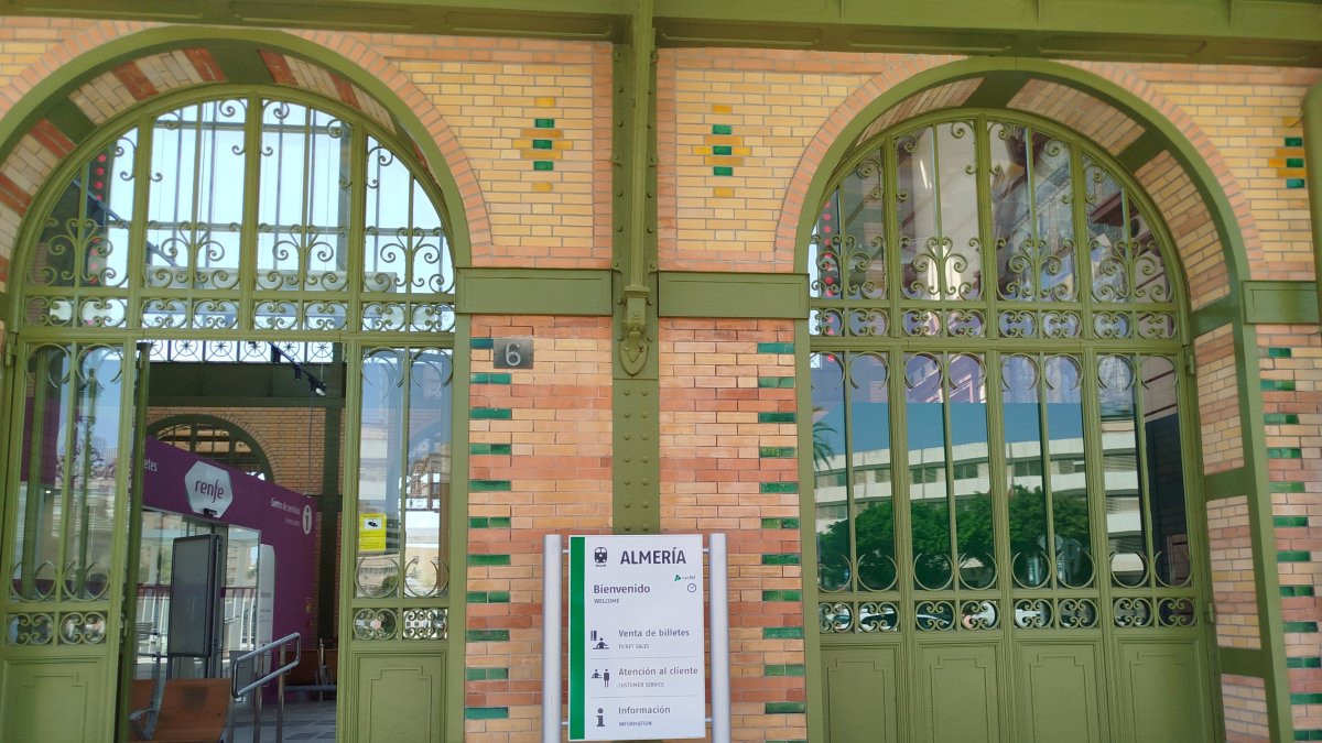 Las puertas de la antigua estación de tren se abren a los viajeros