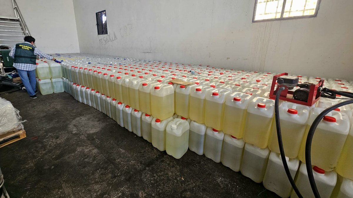 Garrafas de gasolina intervenidas por la Guardia Civil en la Operación Caramel.