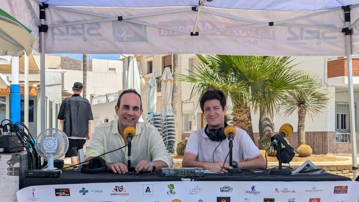 El teniente de alcalde carbonero José Luis Amérigo (izquierda) junto al periodista y presentador de la Cadena SER Levante, Guillermo Mirón, duran