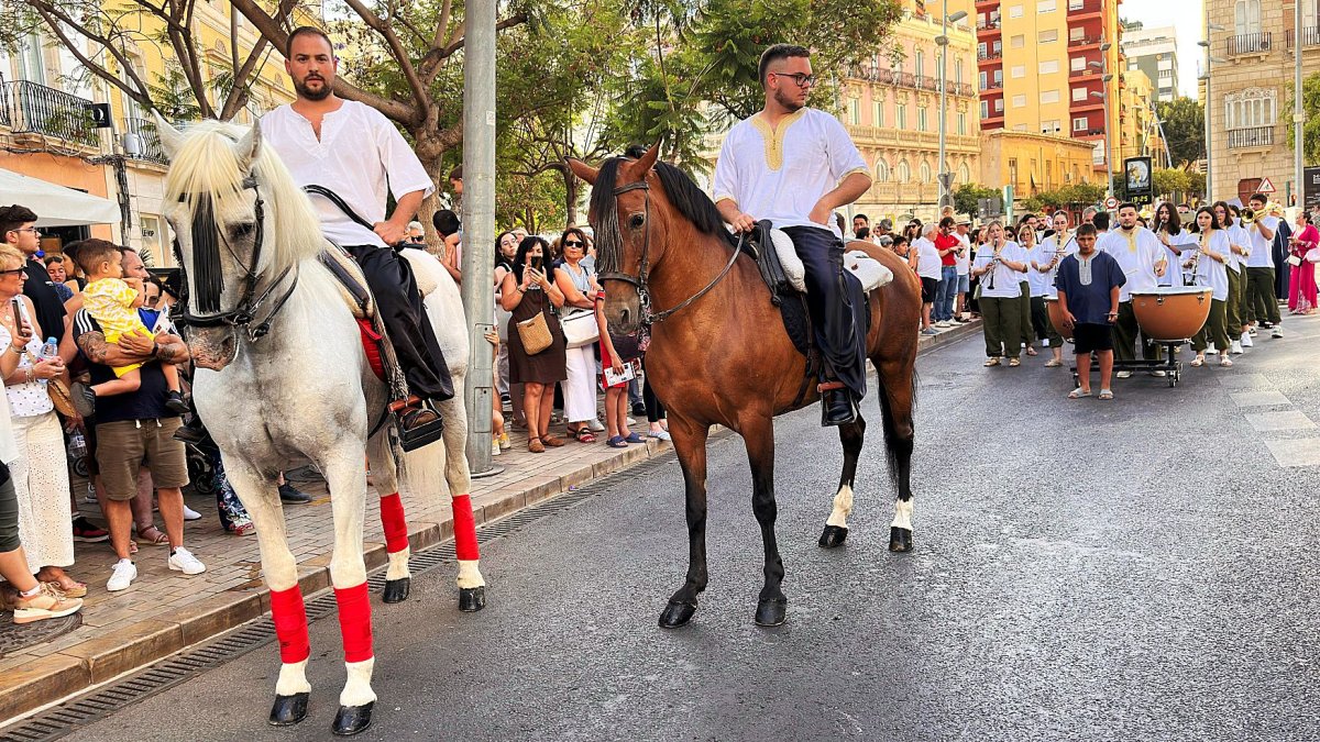 Inicio del desfile morisco en la Puerta de Purchena de la capital.