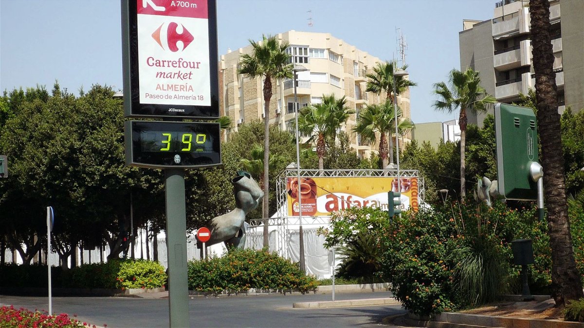 Imagen de archivo de un termómetro en la capital almeriense.