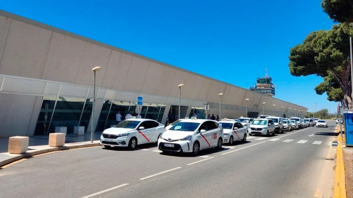 Parada de taxis en el Aeropuerto de Almería.