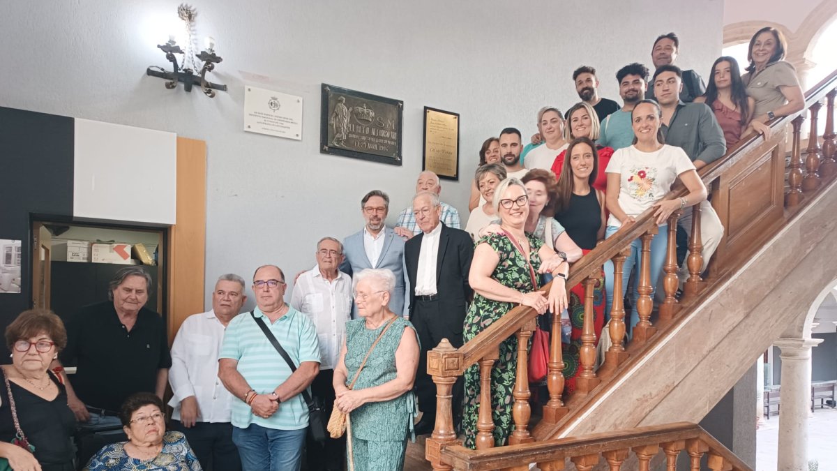 Foto de familia de los asistentes al descubrimiento de la placa.