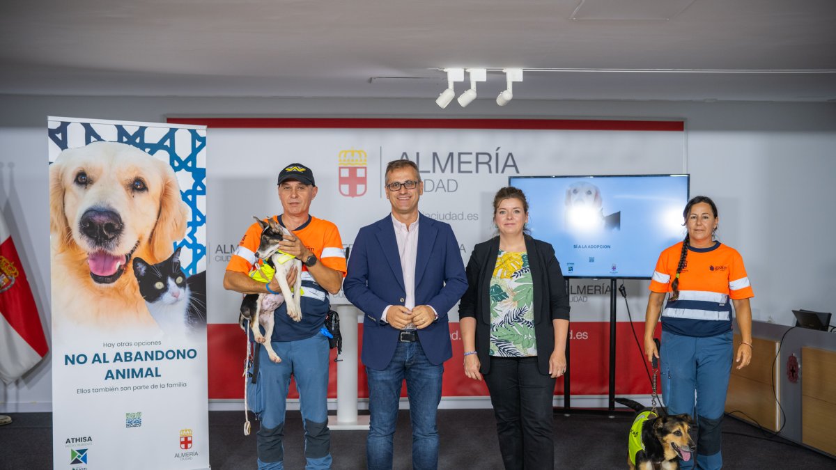 Imagen durante la presentación de la nueva campaña del Ayuntamiento de Almería contra el abandono animal.