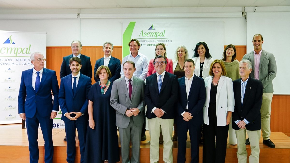 Cecilio Pregrín, en el centro, junto a su nueva Junta, el presidente saliente y el presidente de la CEA.