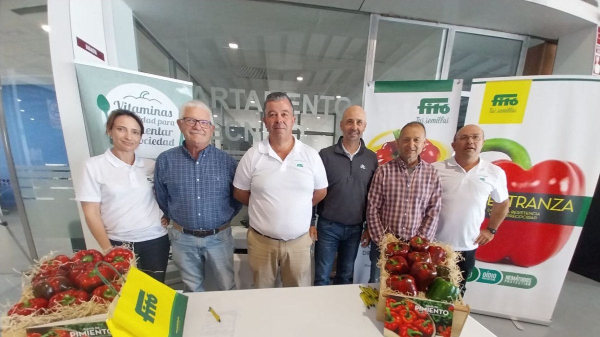 Equipo de Semillas Fitó junto agricultores en una subasta