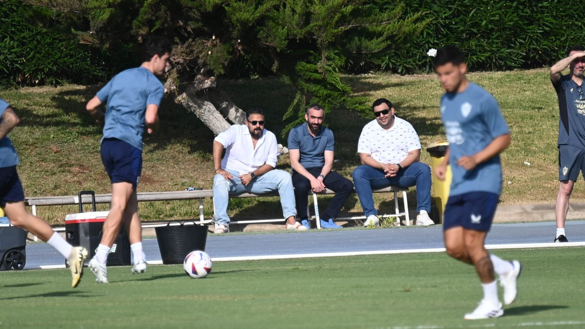 Mohamed El Assy observa con atención el trabajo de los jugadores del Almería en el Anexo.
