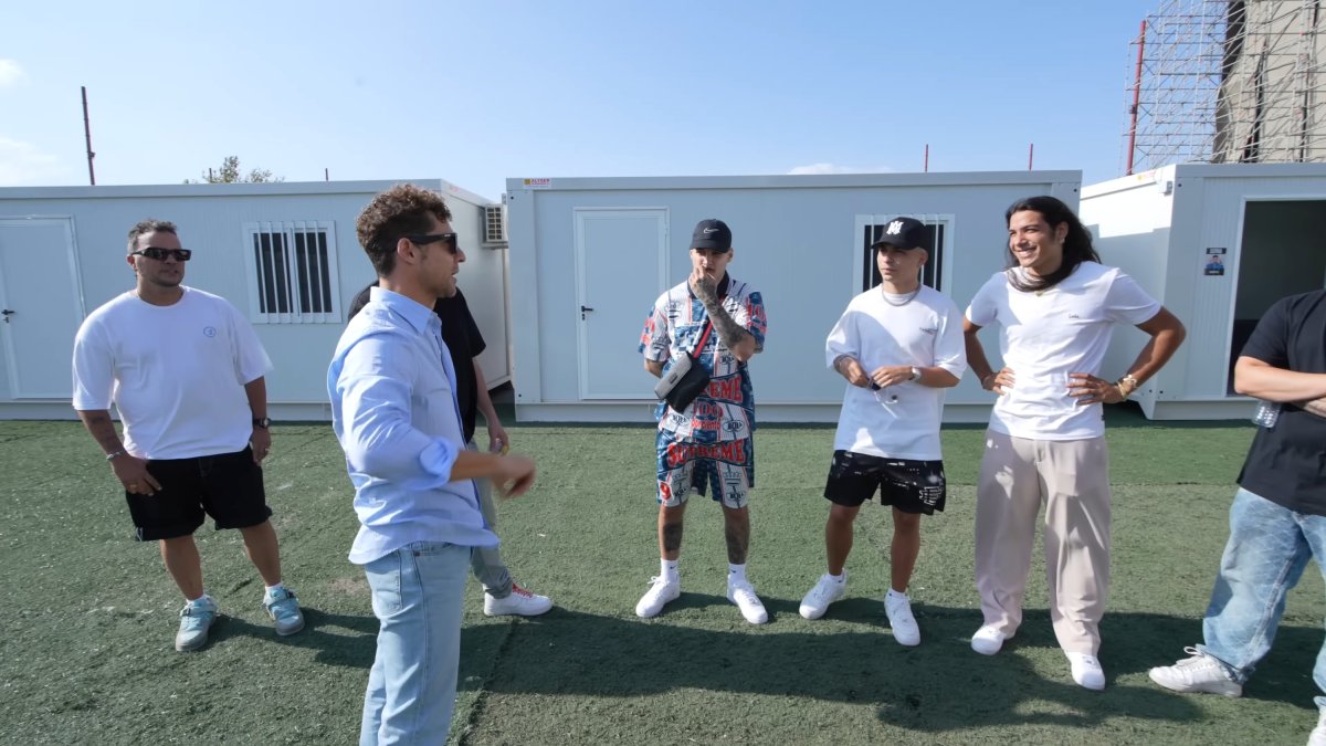 Bisbal en el momento de reunirse con RVFV y José del Tomate, los dos artistas que le acompañaron en el escenario./ David Bisbal