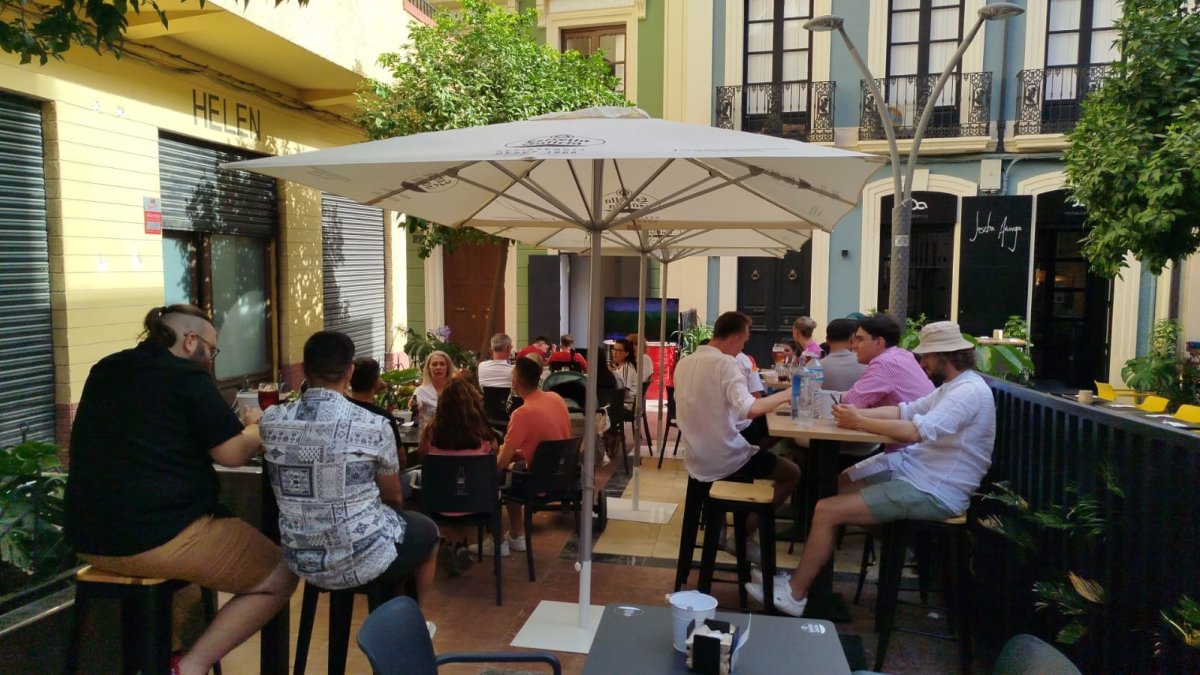 Terraza del local en la Plaza Urrutia. | Late, Coffe & Drinks