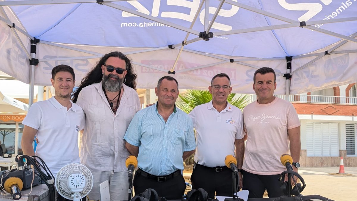 El periodista Guillermo Mirón; el cantante José Luis Jaén; Ángel y José Venzal del Restaurante Sol y Playa y el alcalde, Salvador Hernández