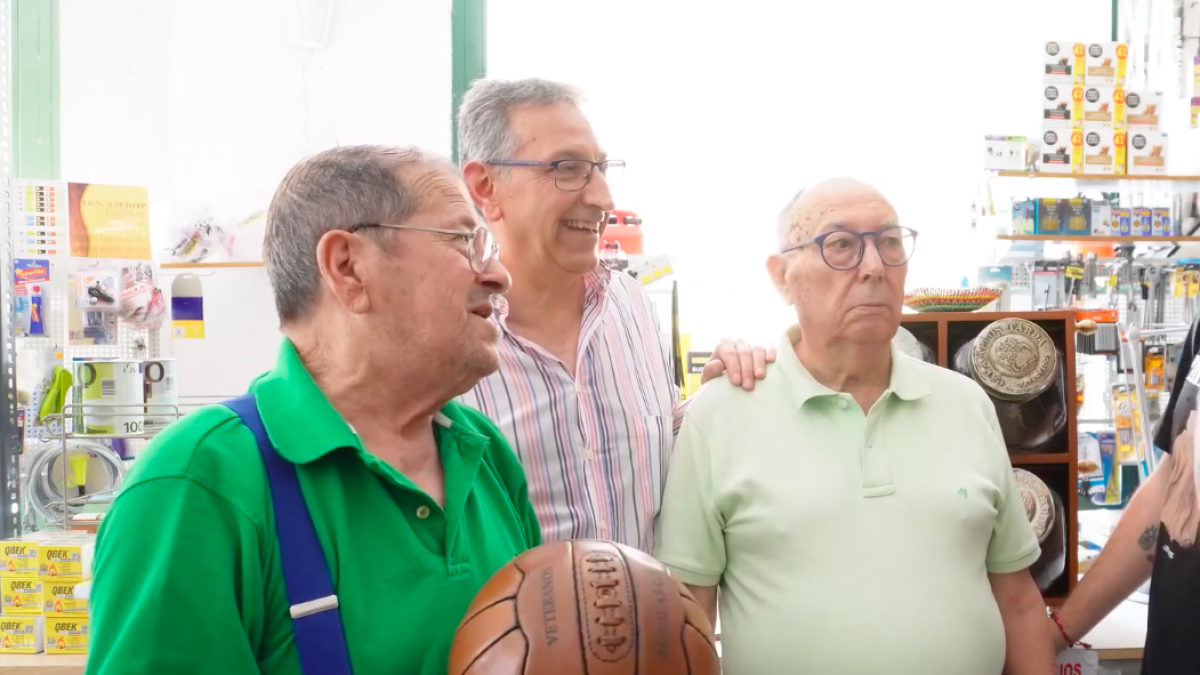 Martín Martínez, ganador del balón, Juan Luis García, dueño de la tienda, y Diego López, autor del libro.
