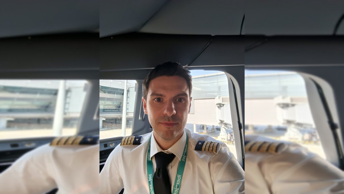 Francisco Rodríguez, comandante almeriense, en la cabina de un avión.