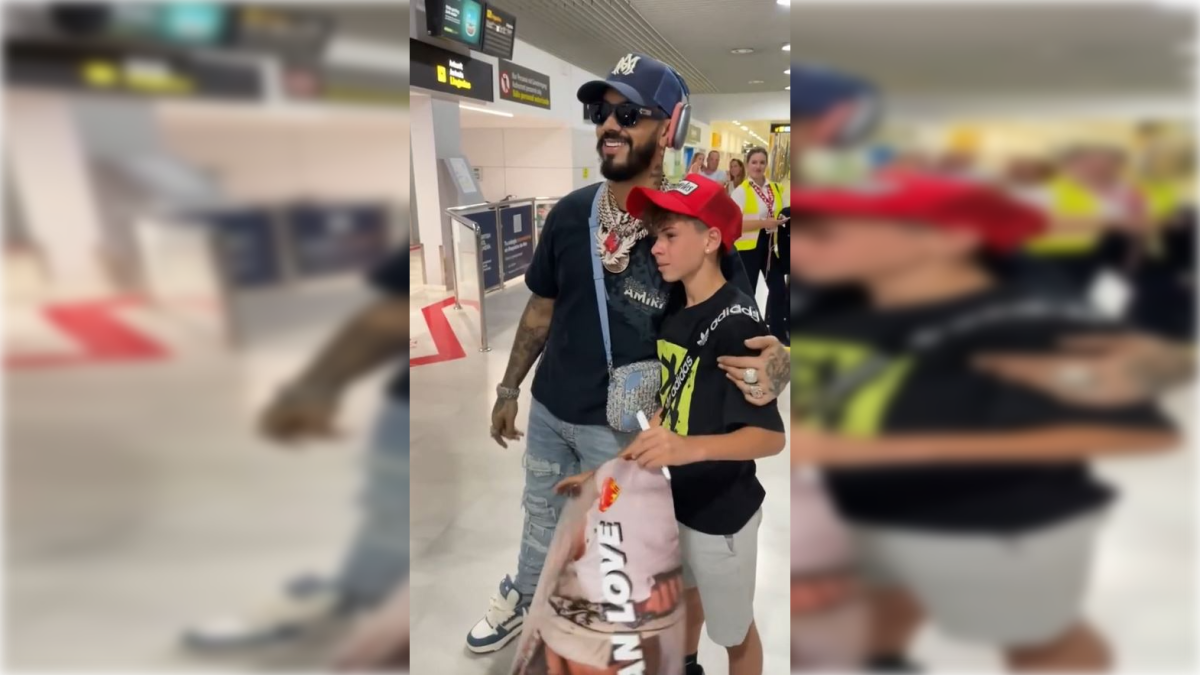 Imagen del artista internacional Anuel AA con el joven almeriense en el aeropuerto de Almería.