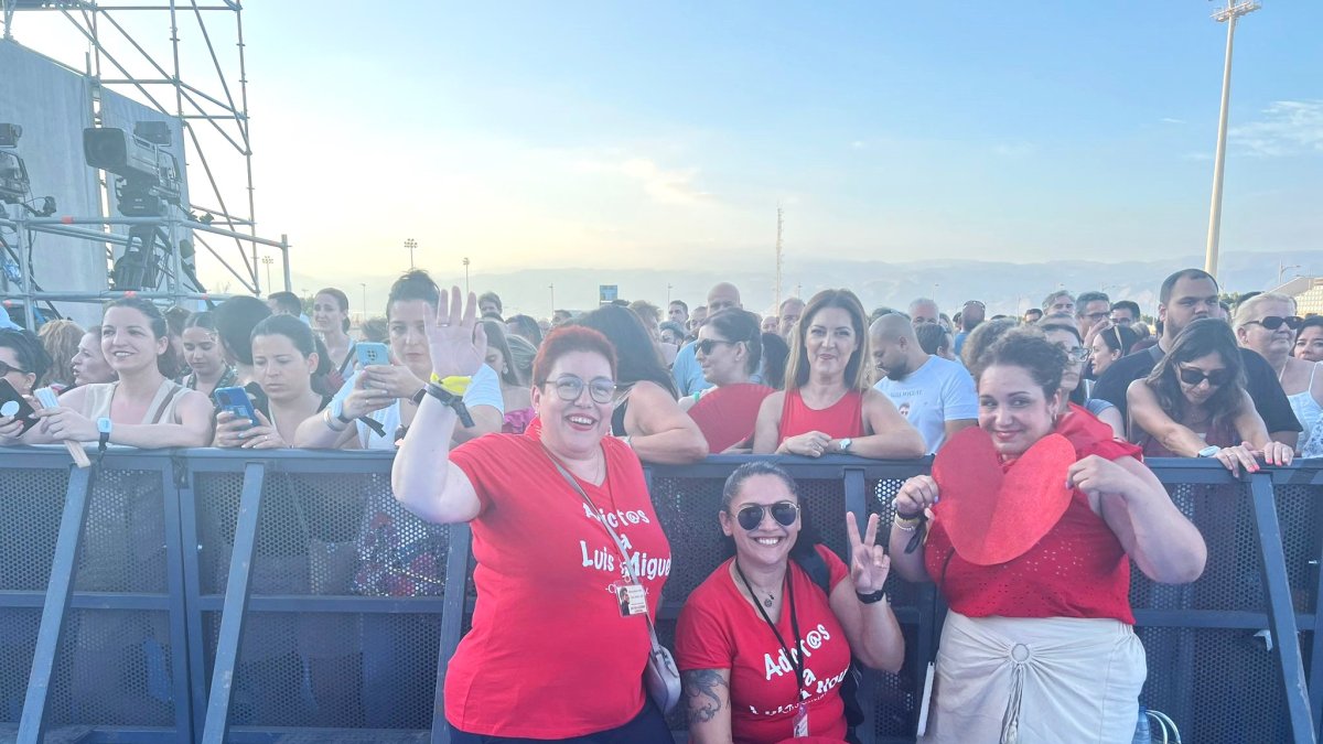 Miles de personas disfrutan este sábado del concierto de Luis Miguel en Roquetas de Mar.