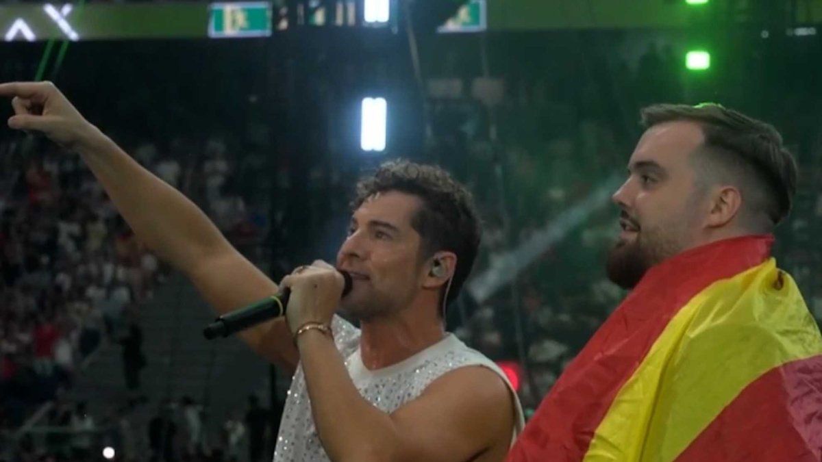 Bisbal e Ibai, durante la actuación del almeriense en el Bernabéu.