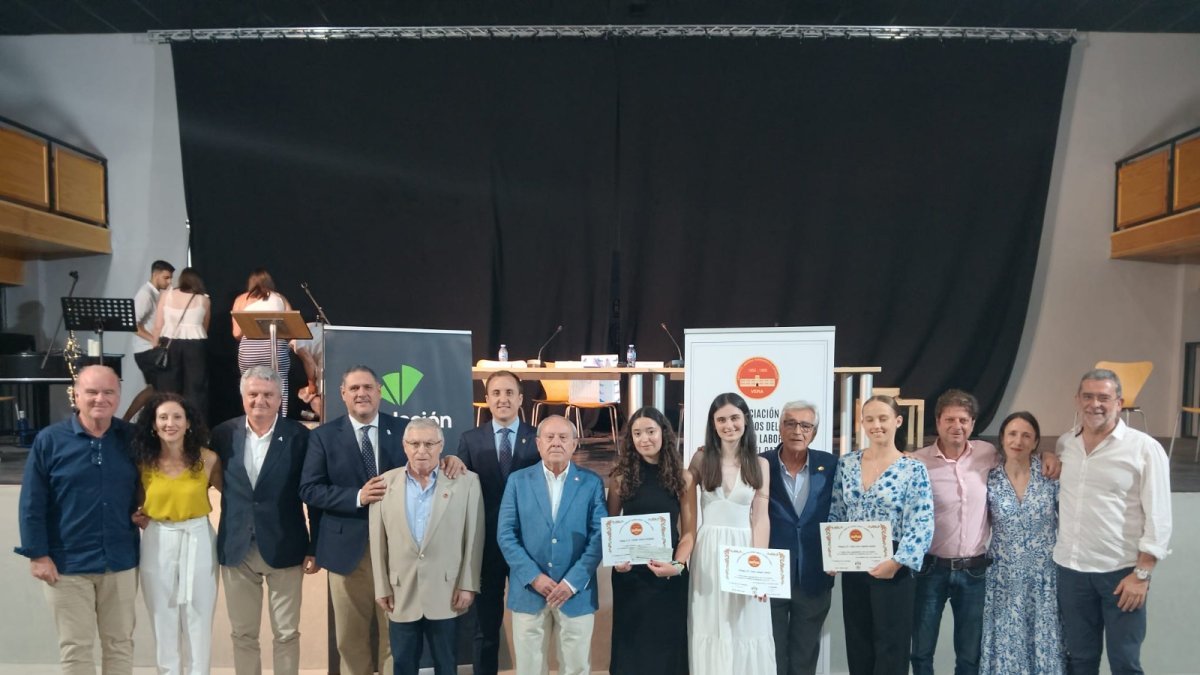 Foto de familia con las premiadas, familias y autoridades.