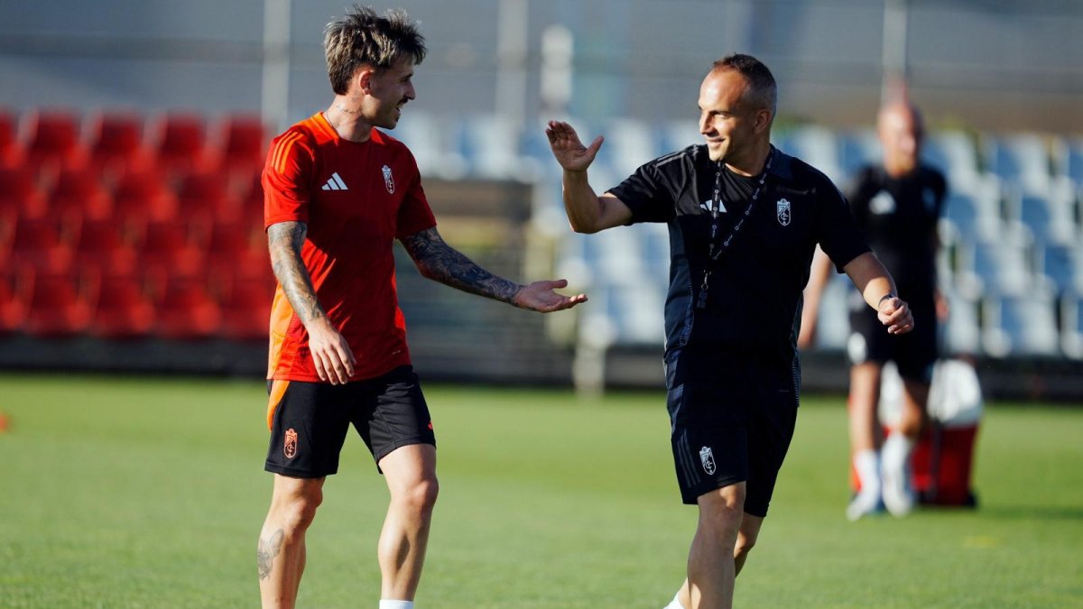 Maikel, de negro, en el entrenamiento del Granada con el lateral derecho, Ricard.