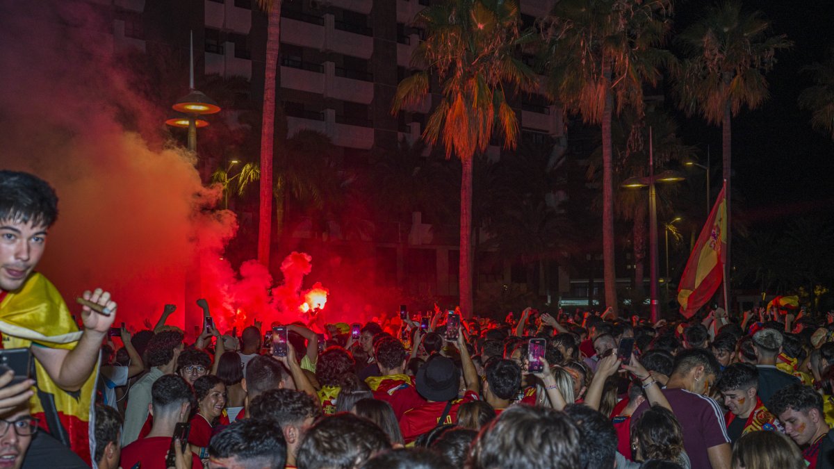 Celebración de los almerienses en la Plaza de las Velas. (Imagen: G. N. YACUZZI)