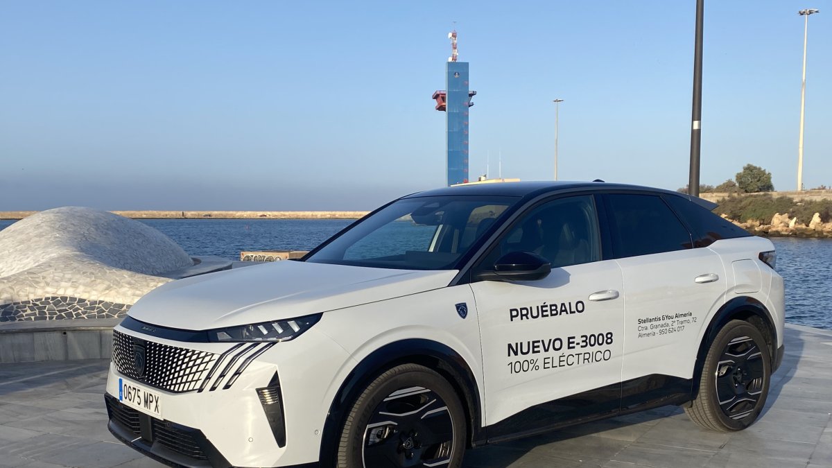 El nuevo E-3008 junto a la ballena del pequeño Gabrie