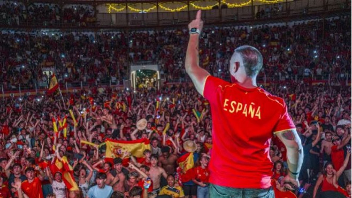 Así vivió Almería la victoria de España en la Plaza de Toros.