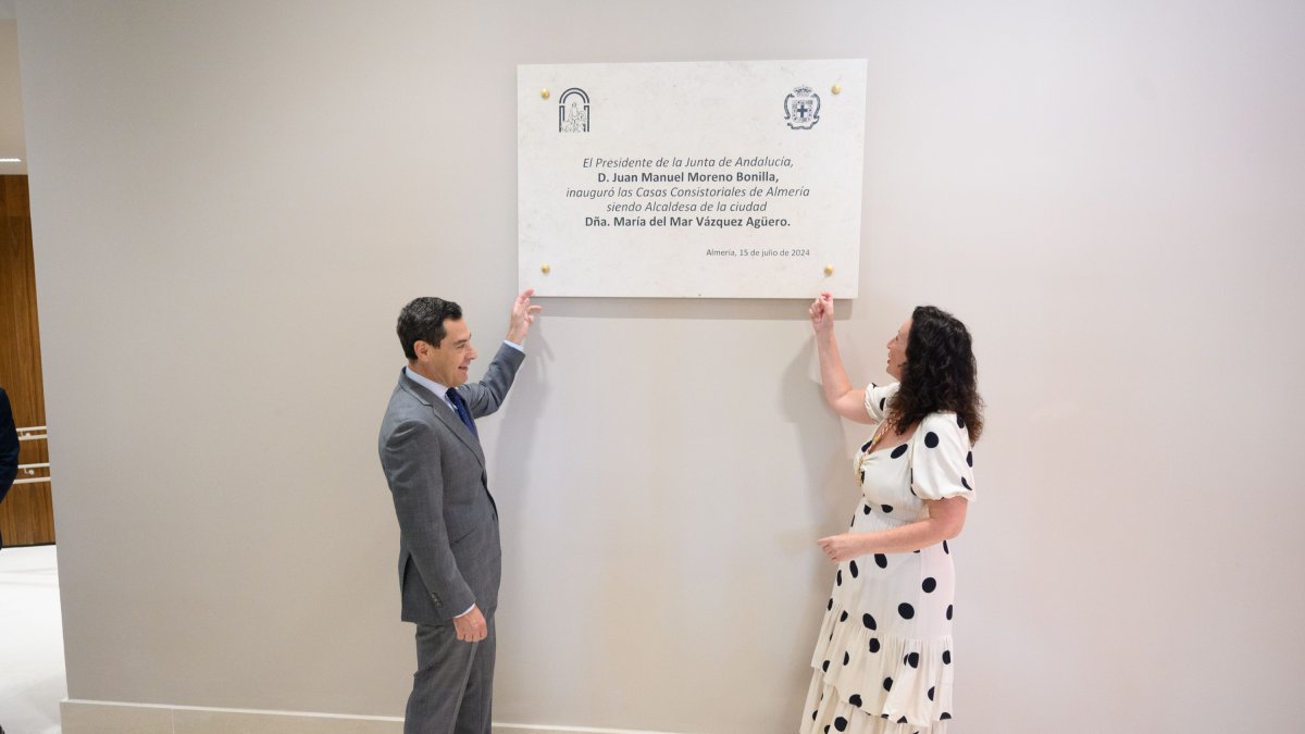 Descubrimiento de la placa de la reinauguración de las Casas Consistoriales