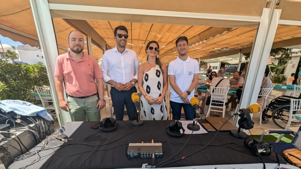 El alcalde de Mojácar, Francisco García (segundo por la izquierda) junto a Ana Dulce, de Neptuno Mojácar y el equipo de la Cadena SER Levante dur