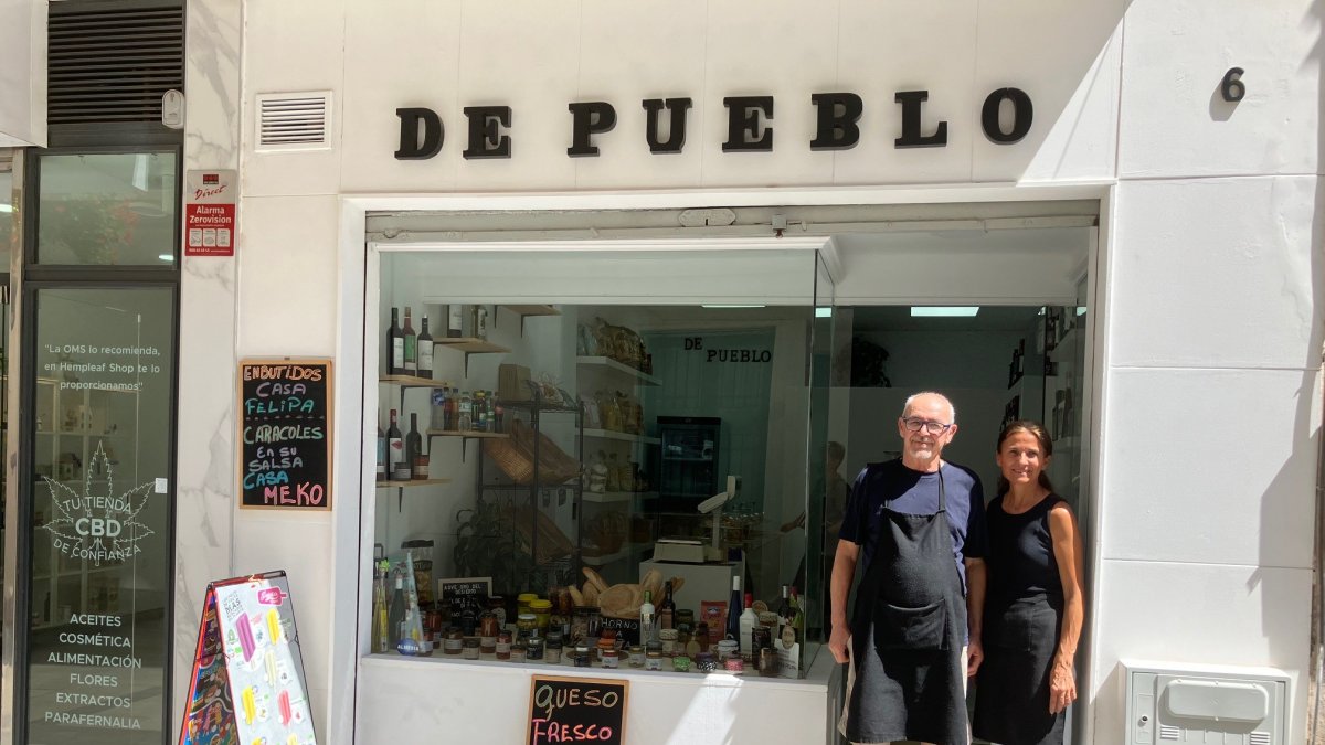 Jorge y Silvia en la puerta de su establecimiento.