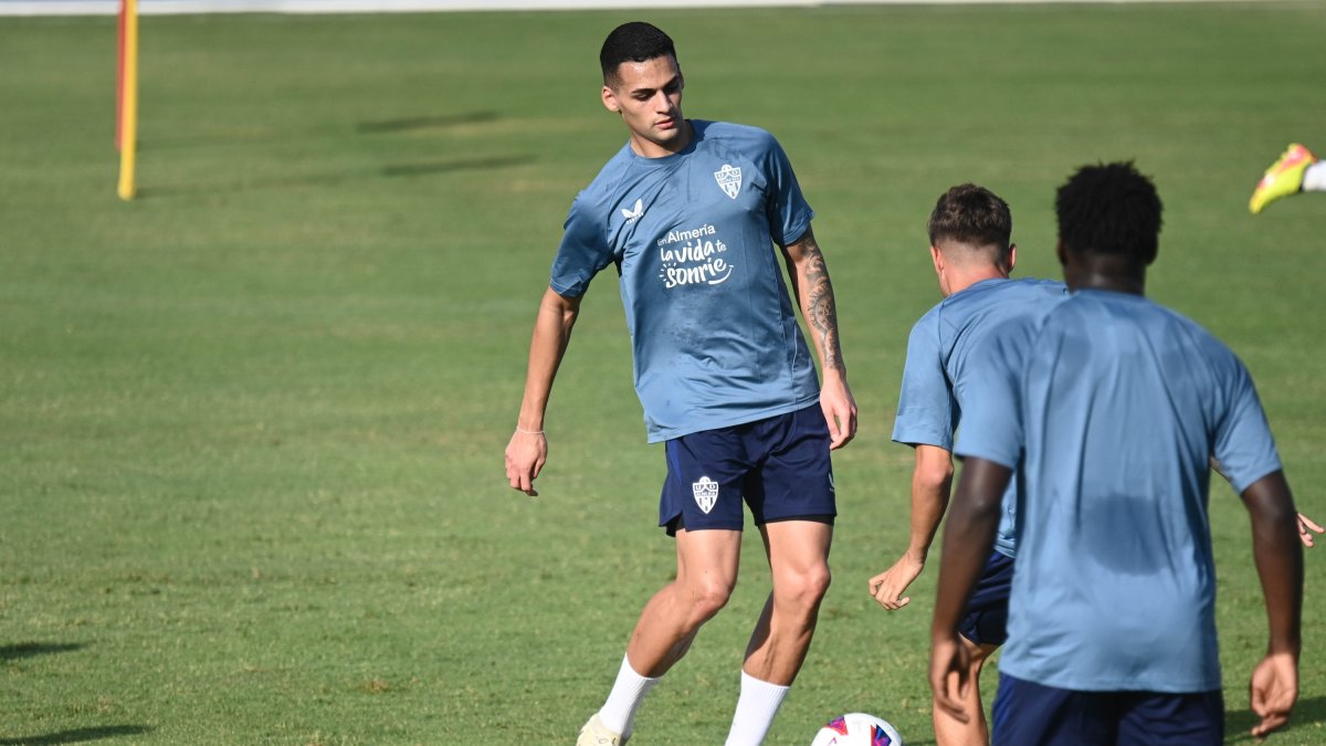 Kaiky trabaja como uno más dispuesto a seguir en el Almería.