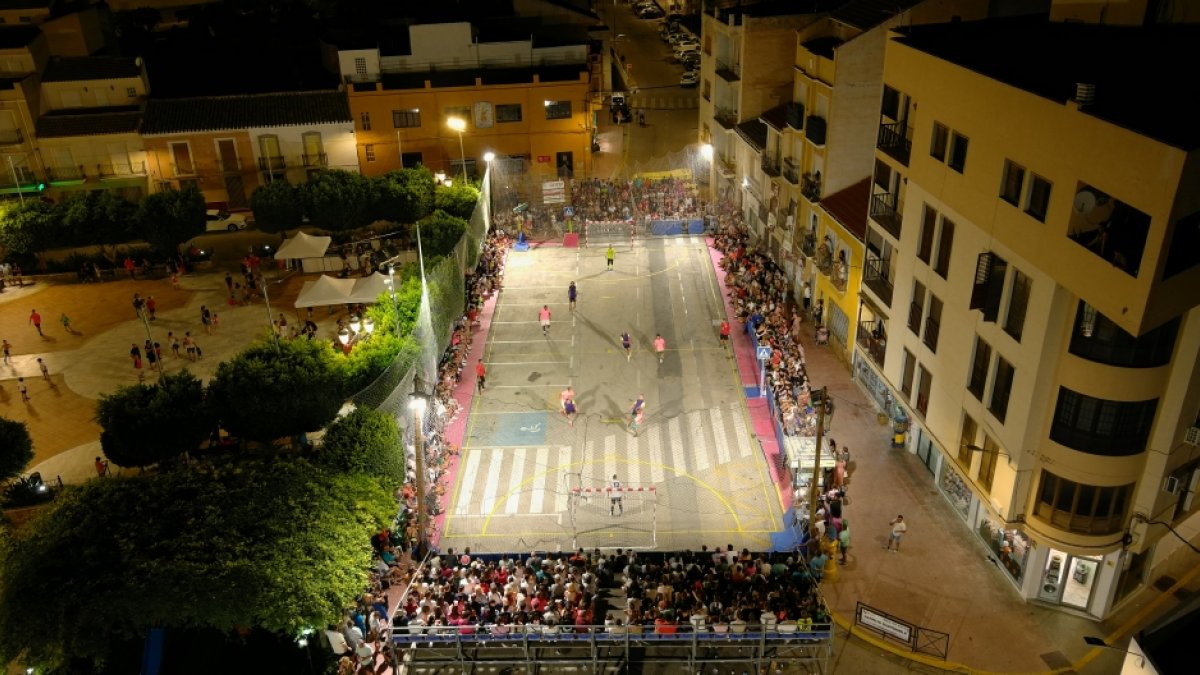 Vista aérea de la pista en plena calle rodeada por las gradas. Foto: Somos Albojenses.