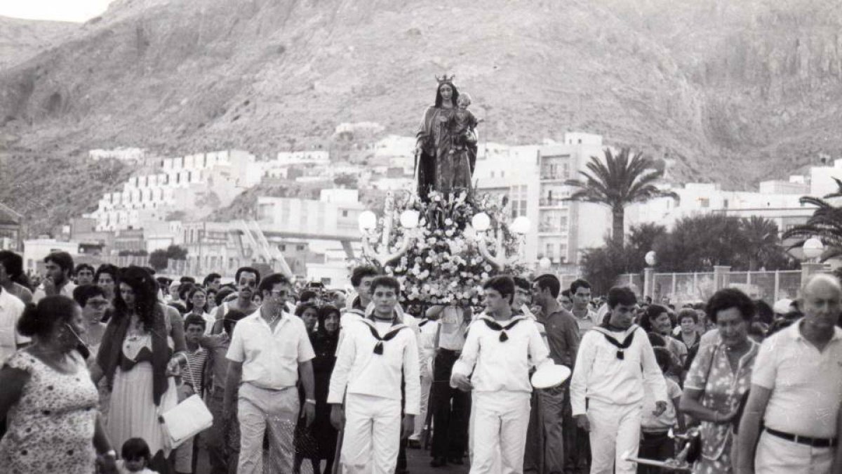 Jóvenes marineros de Almería con la Virgen del Carmen en procesión.