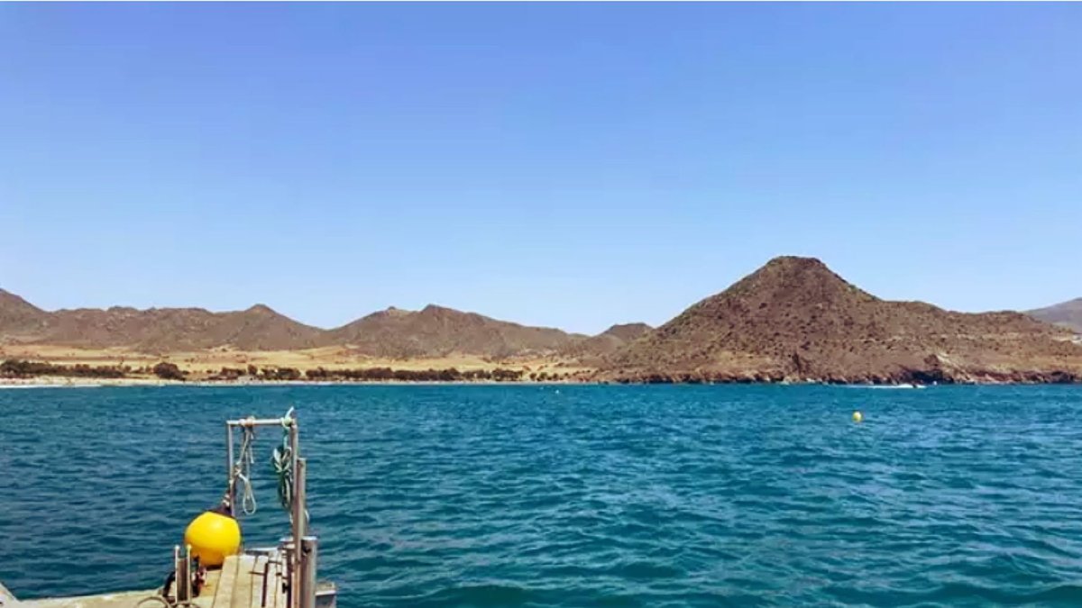 Balizamiento de la playa de los Genoveses, en el Parque Natural de Cabo de Gata-Níjar.
