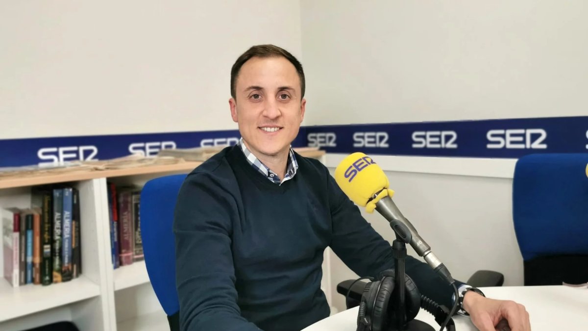 El alcalde de Vera, Alfonso García, durante una entrevista en la Cadena SER Levante.