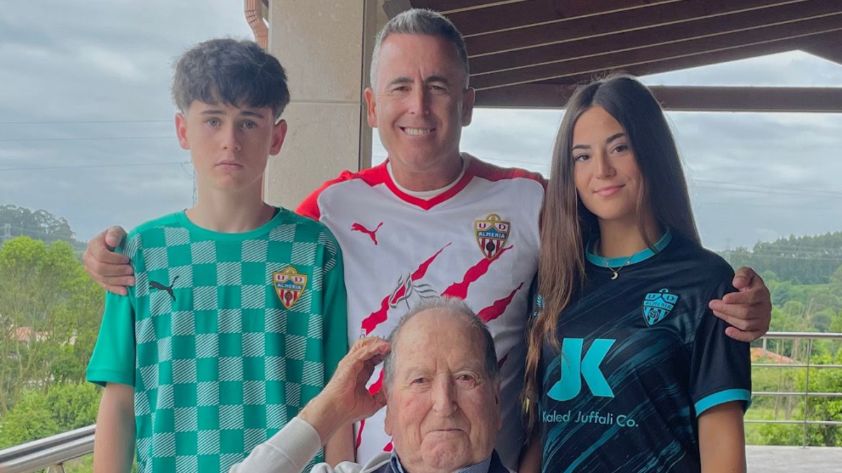 El Lalo más rojiblanco con su hijo Antonio Luis y sus nietos Marín y María.