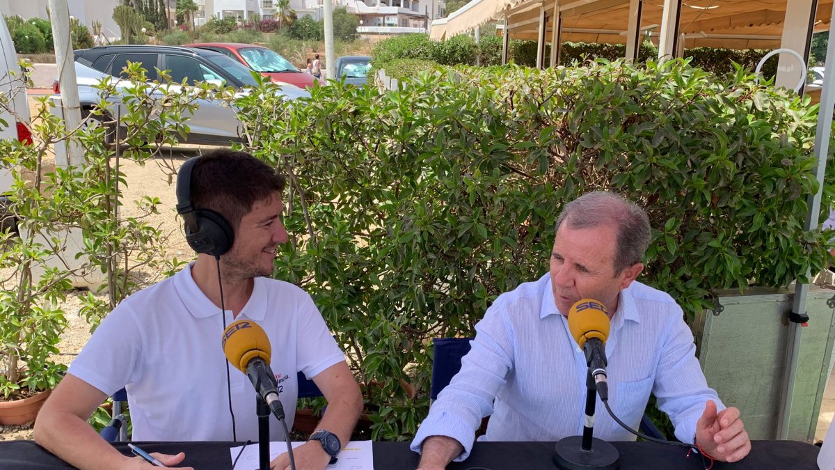 El presidente de la Cámara de Comercio, Jerónimo Parra (derecha) durante la entrevista.