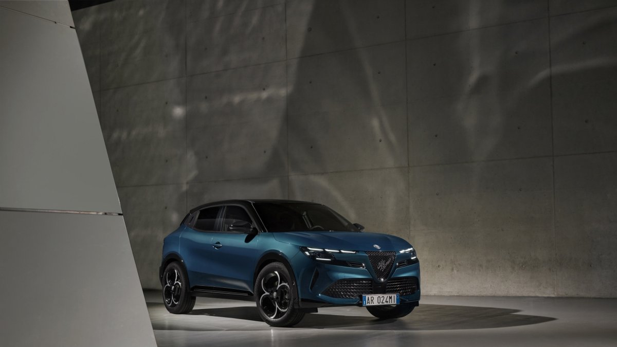 Uno de los elementos que más llaman la atención en el Alfa Romeo Junior es el nombre de la marca escrito en letras cursivas y en diagonal en la ca