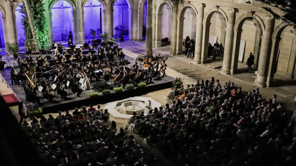 La Joven Orquesta de Almería en el claustro de la Catedral.
