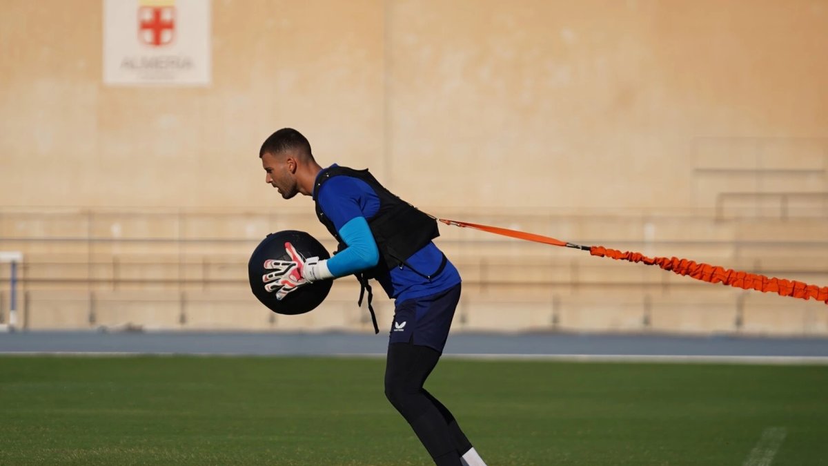 Maximiano está bien amarrado al Almería.