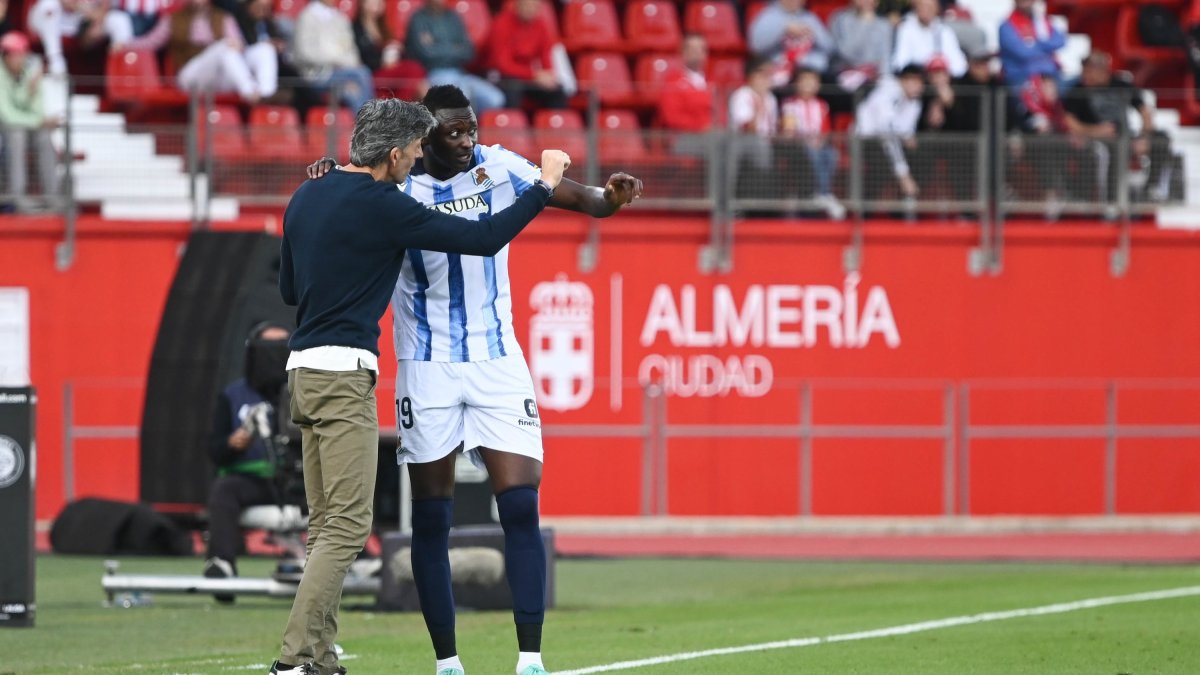 Imanol Alguacil y Umar Sadiq en el Almería-Real Sociedad de la pasada campaña en el Mediterráneo.