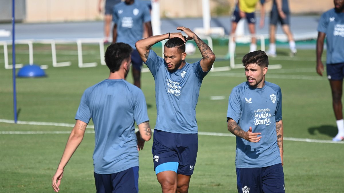 Luis Suárez es feliz en Almería pero la Primera le llama.