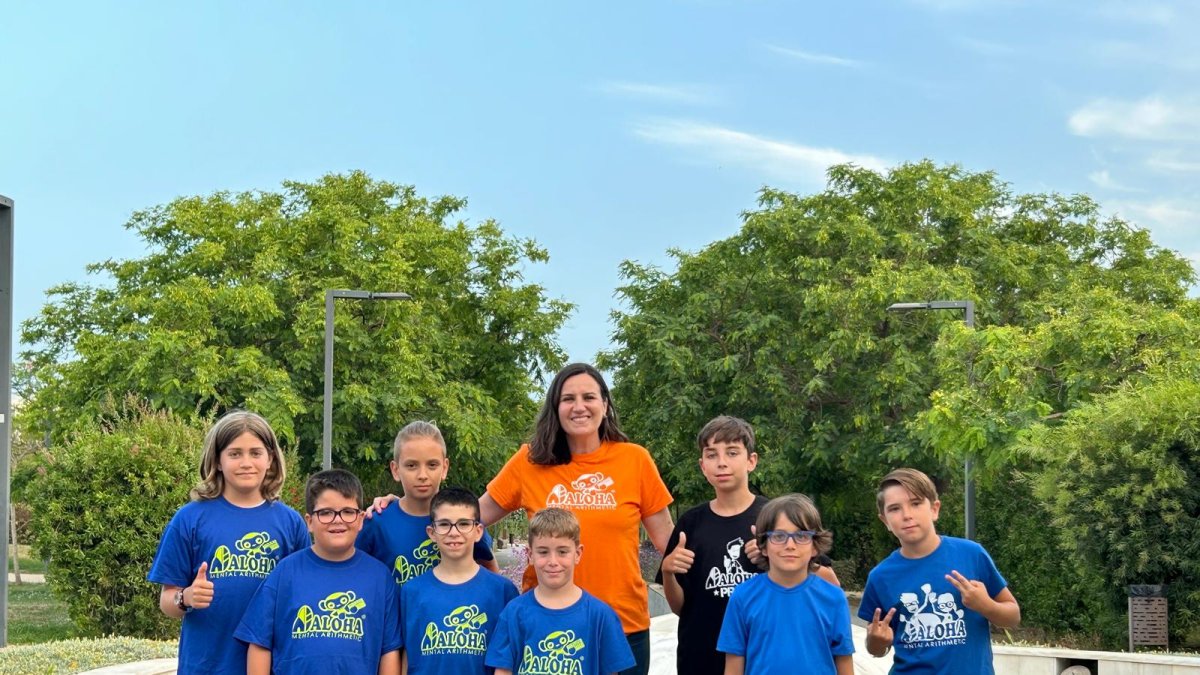 Niños almerienses que participarán en el campeonato, junto a la delega de ALOHA Almería.